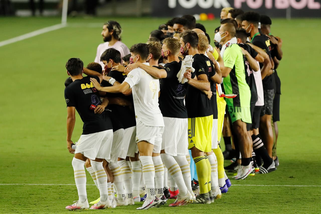 Luego, ambos clubes se tomaron una foto todos juntos, en señal de apoyo a las protestas contra las injusticias policiales.
<br>