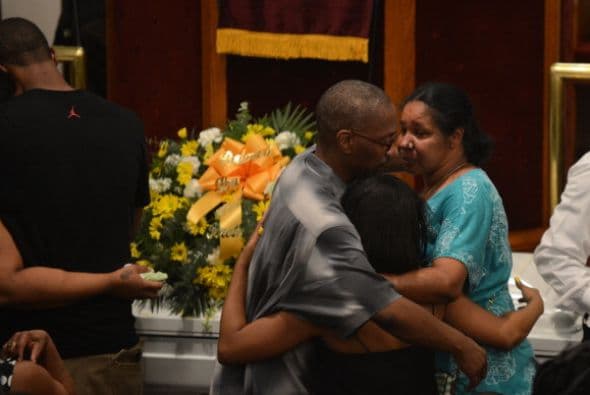 Familiares despidieron a Eric Garner, el hombre que murió bajo custodia de la policía en Staten Island. La agencia municipal que investiga las acusaciones de abusos por parte de la Policía anunció que está estudiando miles de quejas que ha recibido en los últimos años por el uso de técnicas de asfixia para la inmovilización de sospechosos.