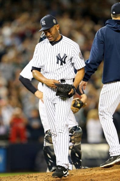 Aquí entrega la pelota para dejar el partido.