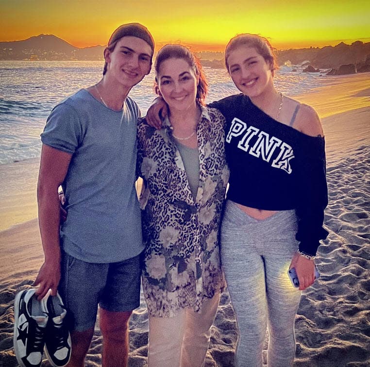 "Un día le pregunto a Patricio 'oye amor, y ¿eres feliz?' y la respuesta de mi hijo me confrontó cañón: 'Me faltaría una cosa para ser feliz:
<b><a href="https://www.univision.com/famosos/al-borde-de-las-lagrimas-eugenia-cauduro-recuerda-cuando-su-hijo-le-pidio-una-mama-delgada-fotos">tener una mamá delgada</a></b>'".
<br>