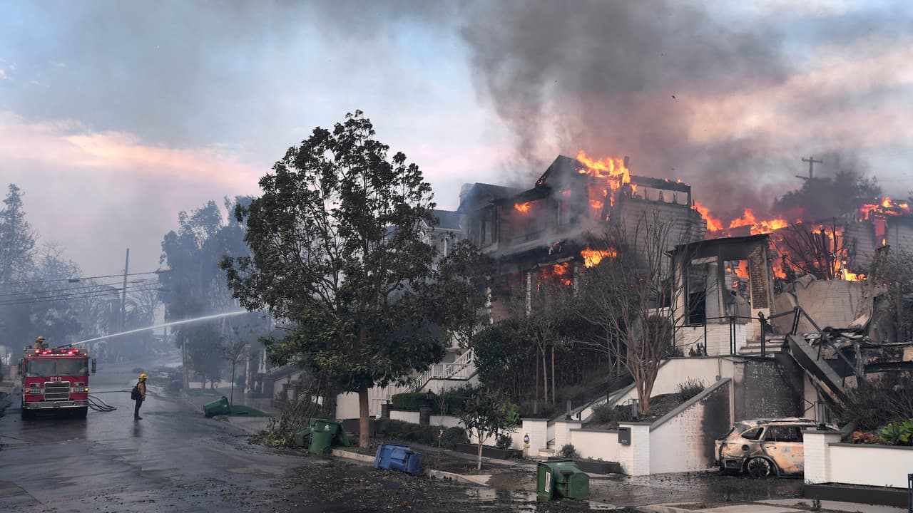 Desde Kamala Harris hasta Paris Hilton: las propiedades de los famosos que están en riesgo por los incendios de Los Ángeles