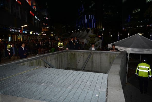 Medios reportaron que los fans se encontraban parados sobre una rejilla de ventilación que terminó por desprenderse.