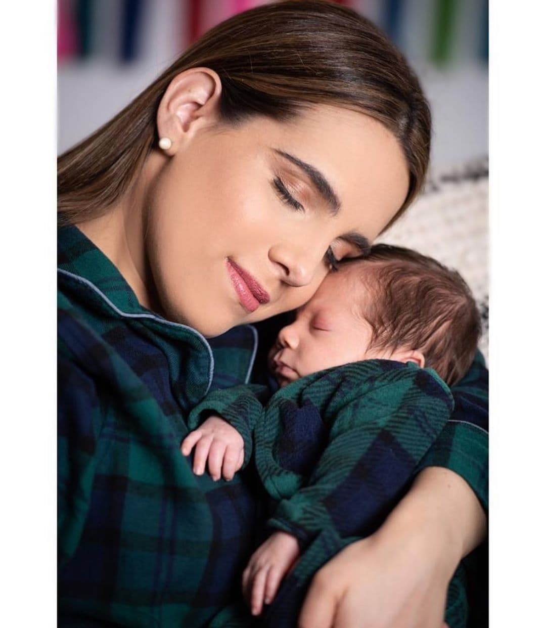 "Eres el mejor regalo del mundo en esta época de Navidad. Te pedí con tantas ganas que todavía me parece mentira que finalmente te tengo en mis brazos", señaló la experta en moda al pie de la galería.