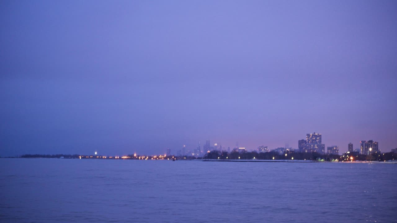 La ciudad quedó cubierta por niebla durante un día nublado.
<a href="https://www.univision.com/local/chicago-wgbo/tormentas-obligan-a-la-cancelacion-de-mas-de-mil-vuelos-en-los-aeropuertos-de-chicago-video">Chicago registró la cancelación de cientos de vuelos</a> debido a las malas condiciones del clima.