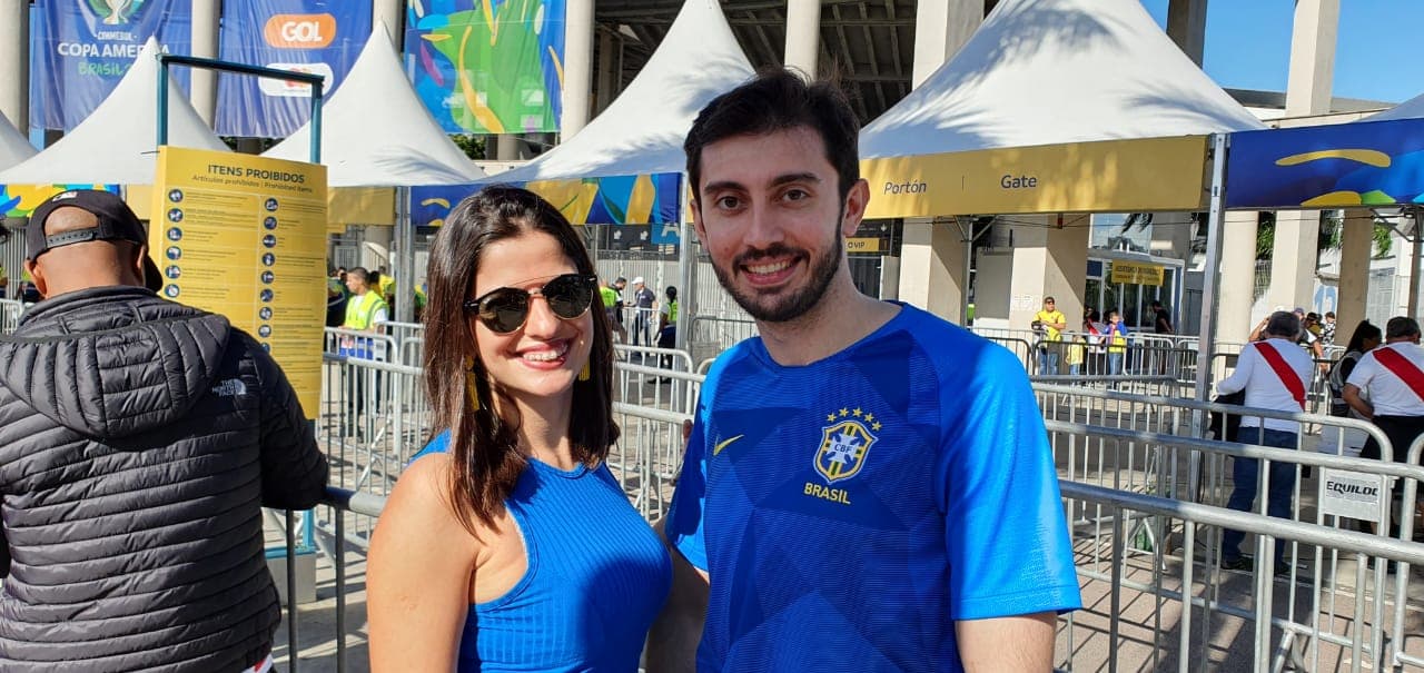 Los fanáticos sudamericanos están listos en las afueras del Estadio Maracaná para la Final de la Copa América que protagonizarán las selecciones de Brasil y Perú.
