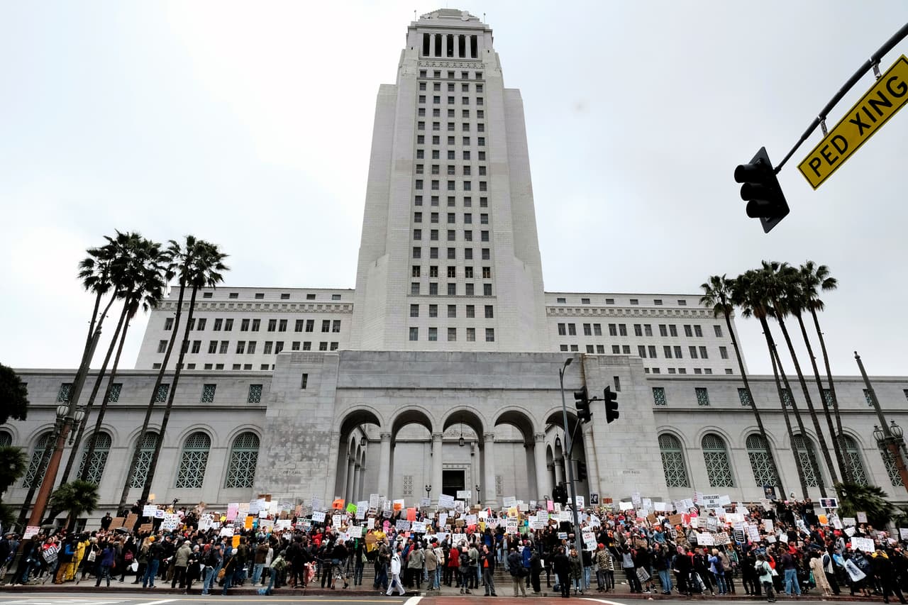 Manifestantes frente al edificio del Ayuntamiento de Los Ángeles.