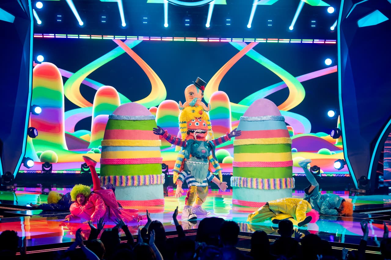 Teniendo en cuenta algunas de las pistas, como que le gustaba hacer reír a su público, los investigadores pensaron que detrás de la máscara de Bunch se encontraba Lalo España, Luis Gerardo Méndez o 'Albertano'.
<br>