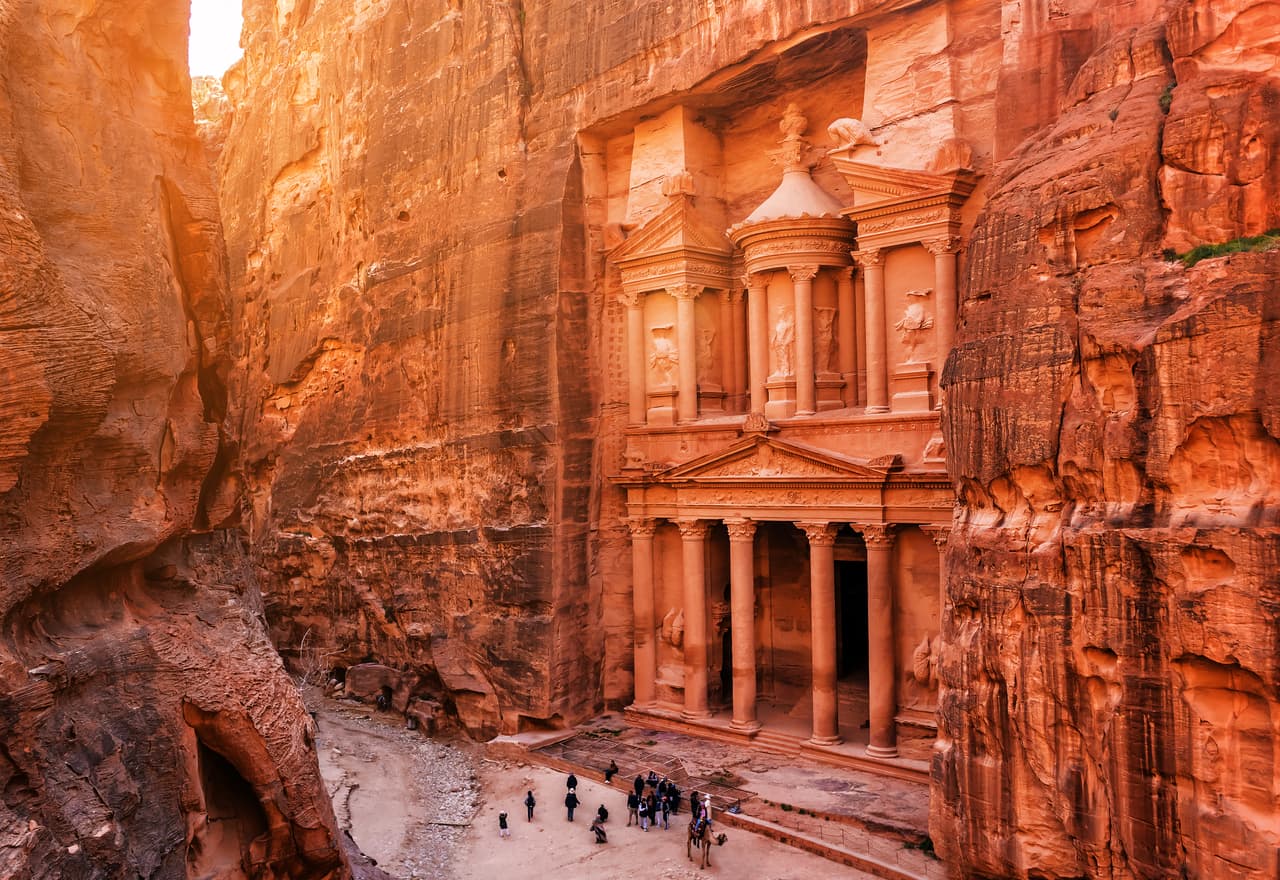 <b>22. Petra. Wadi Musa, Jordania.</b>
<br>
<br>Situada entre el Mar Rojo y el Mar Muerto, parte de esta milenaria ciudad está esculpida en roca en medio de montañas y desfiladeros,
<b> haciendo de Petra uno de los sitios arqueológicos más celebres del mundo.</b>