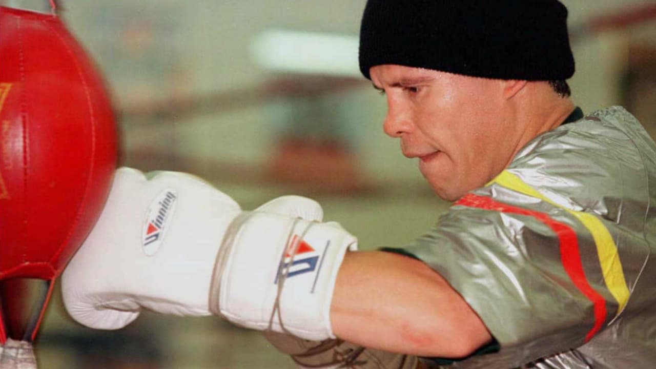 Julio César Chávez nació en Ciudad Obregón, México, en 1962. Campeón mundial en tres categorías: peso superpluma, peso ligero y superligero. Posee la marca con más peleas de título mundial, con 37 combates, y el de más peleas ganadas desde sus inicios, con 89. Para muchos es el mas grande del boxeo mexicano. “La primera vez que probé la cocaína fue la noche después de la pelea ante ‘El Macho’ Camacho”, confesó Chávez. Lleva más de siete años limpio, superando su adicción a las drogas. Actualmente dicta charlas y tiene dos centros de salud para ayudar a personas adictas.