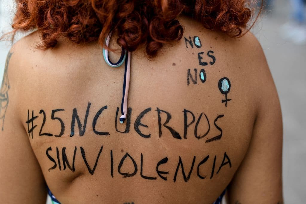 Una mujer activista de Venezuela lleva en su cuerpo el mensaje 
<b>"25N cuerpos sin violencias" </b>en la manifestación contra la violencia de género en 
<b>Caracas, Venezuela.</b>
