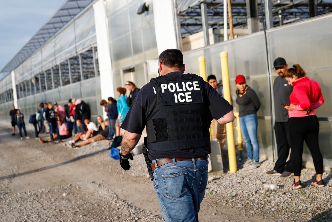 Los agentes de ICE agruparon a los trabajadores inmigrantes en uno de los costados de la empresa de jardinería.
