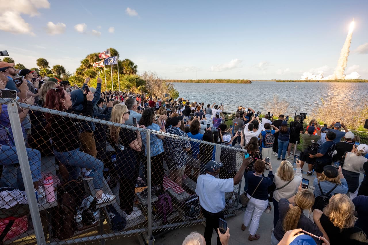 Miles de visitantes del mirador de Banana Creek observan el lanzamiento del cohete Space Launch System (SLS) y la nave espacial Orion para la misión Artemis II. (Keegan Barber, NASA vía AP)