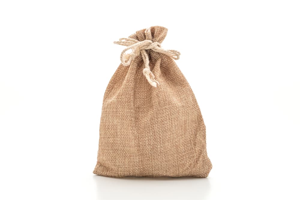 Guarda las semillas (solamente) en un pequeño saco o bolsita de tela del color que quieras.