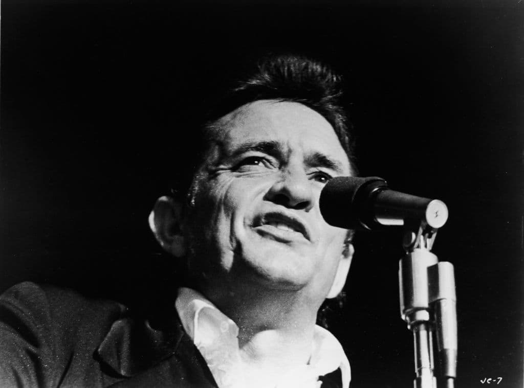 <h2 class="cms-H2-H2">Jhonny Cash</h2>
<br>
<br>La leyenda de la música 'country' falleció a los 71 años, luego de que la diabetes que tenía, se complicó y le provocó un fallo respiratorio. El 'Hombre de negro' pasó sus últimos años de vida luchando contra esta enfermedad.