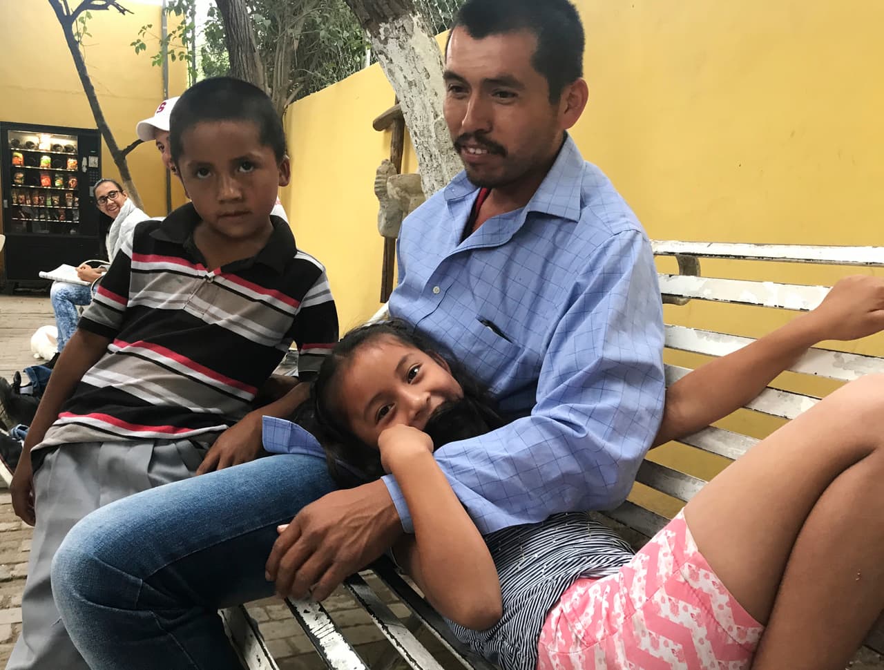 <b>Piedras Negras, Coahuila. Alrededor de 360 personas en la lista para solicitar asilo.</b> Cuando los migrantes llegan a un refugio en esa ciudad, que colinda con Eagle Pass, Texas, se les da un número de teléfono al que deben enviar un mensaje de WhatsApp. El administrador de la lista es Héctor Menchaca, dueño de un restaurante local y enlace del gobierno mexicano con la Oficina de Aduanas y Protección Fronteriza (CBP) de EEUU. En la fotografía, un padre y sus dos hijos, esperando para solicitar asilo en Piedras Negras.