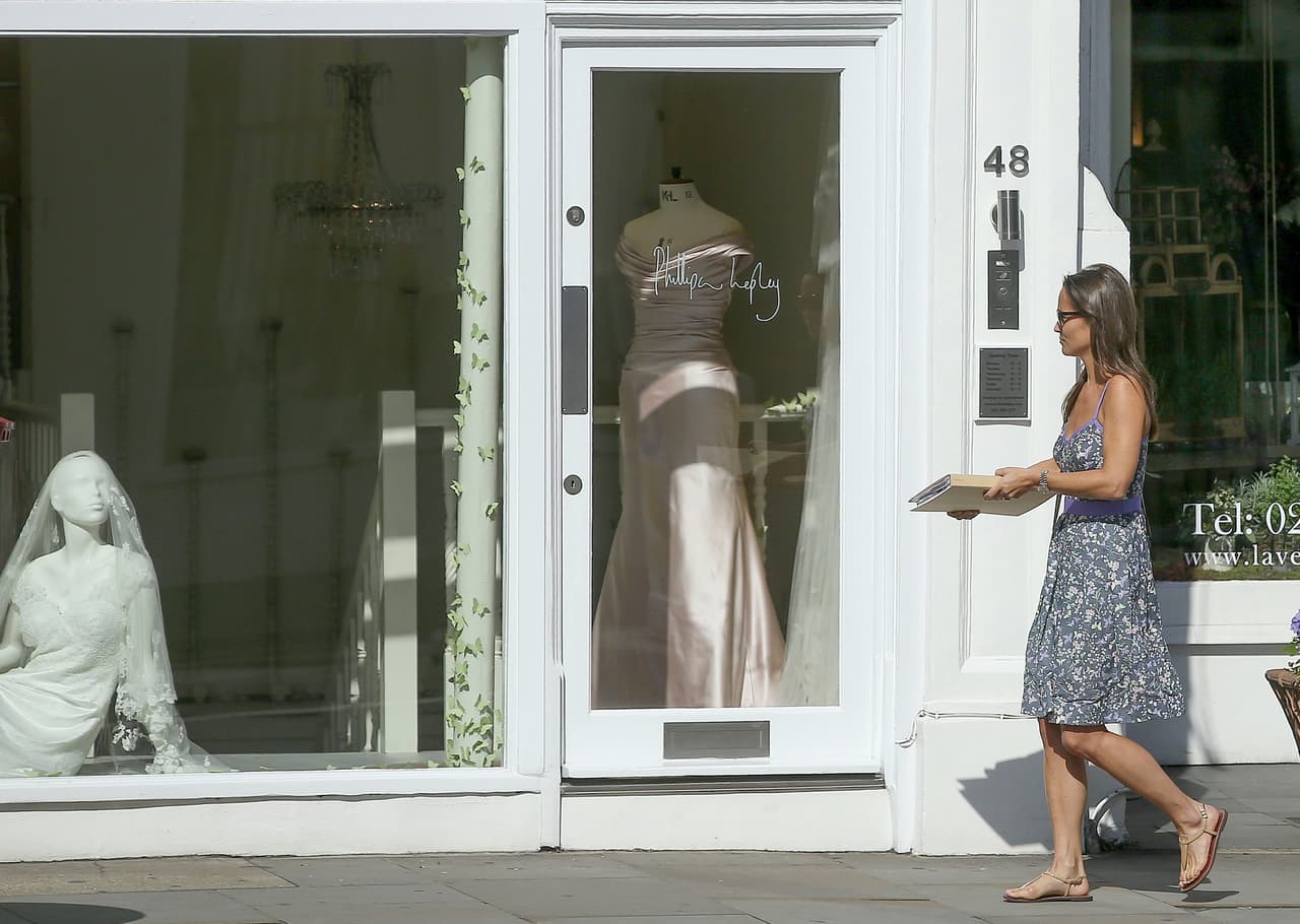 Después de la florería recorrió algunas vitrinas de vestidos de novia.