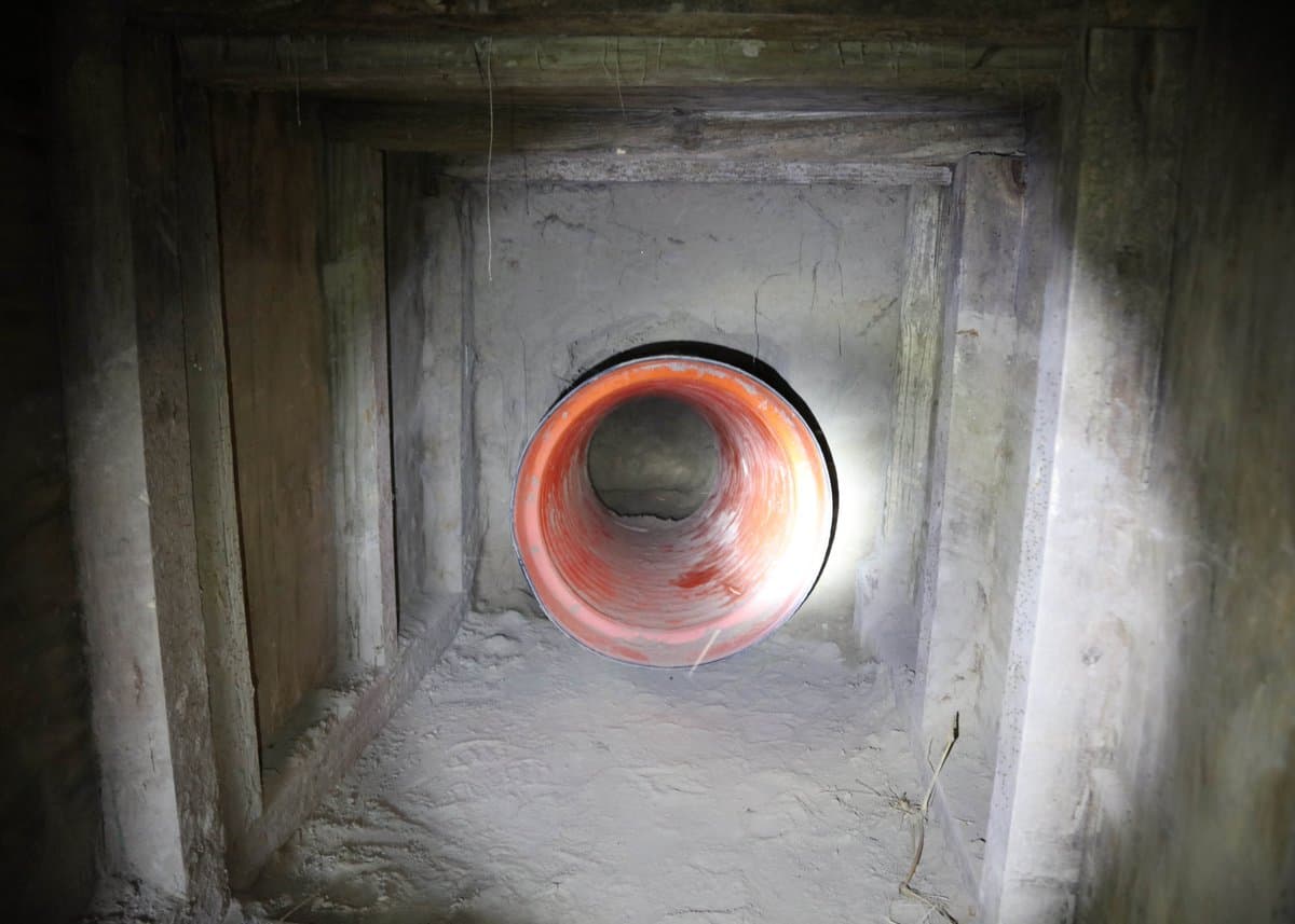 El 5 de enero de 2019, empleados de gobierno detectaron un túnel incompleto a lo largo del Río Grande, en Hidalgo, en el estado de Texas. “Los agentes determinaron que una organización criminal transnacional lo construyó”, señaló la Oficina de Aduanas y Control Fronterizo (CBP).