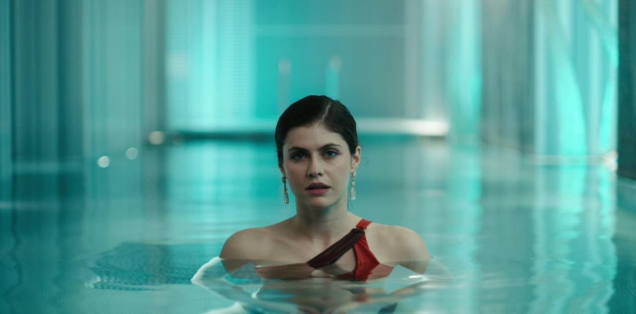 Sus bellos ojos, de un intenso color azul, robaron más de un suspiro y hasta la fecha no deja de cautivar con su hermosura. Incluso ha tenido la oportunidad de ser embajadora de marcas de cosméticos y ropa de alta costura.