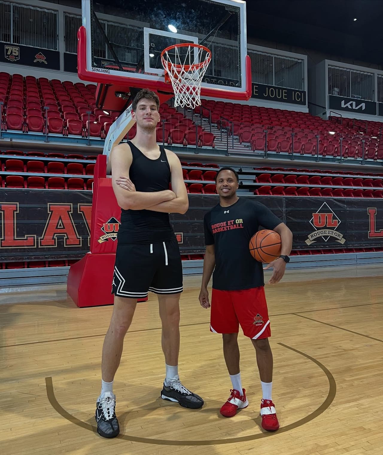 <b>Rioux pesa 305 libras (aproximadamente 138 kilogramos)</b>, y aunque su físico impone respeto, todavía está en proceso de maduración atlética. La temporada pasada fue
<i>redshirt</i>, lo que significa que entrenó con el equipo pero no disputó partidos oficiales. Este otoño, se espera que tenga minutos limitados en el baloncesto universitario, especialmente cuando el marcador ya esté definido. La presencia de jugadores veteranos en el equipo titular limita sus oportunidades de juego, aunque su proyección es prometedora.