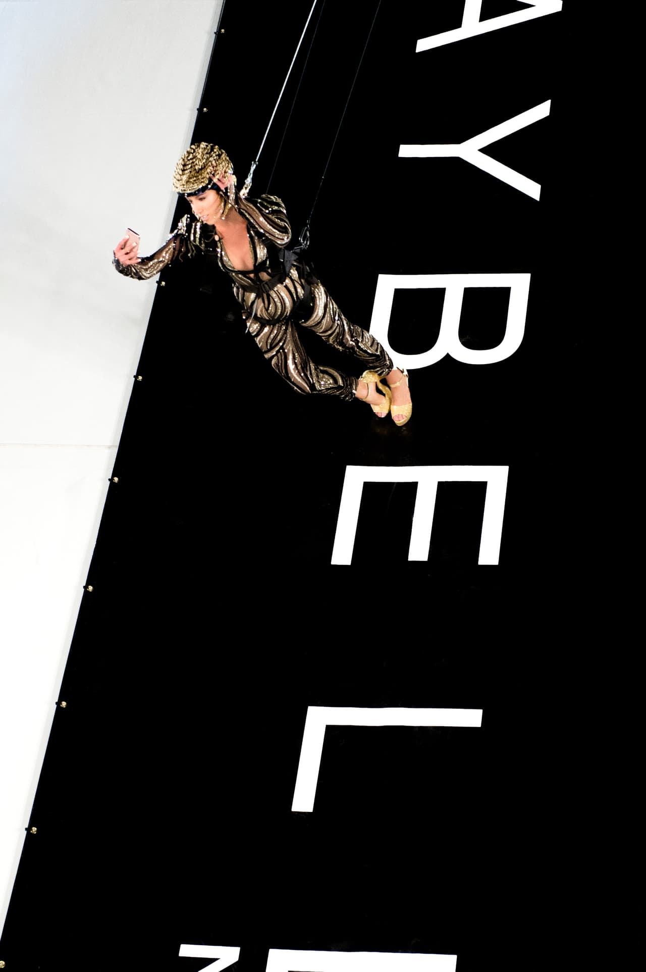 Desafiando sus miedos en una revolucionaria pasarela vertical, las bellas lucharon mucho para lograr el ‘selfie’ perfecto.