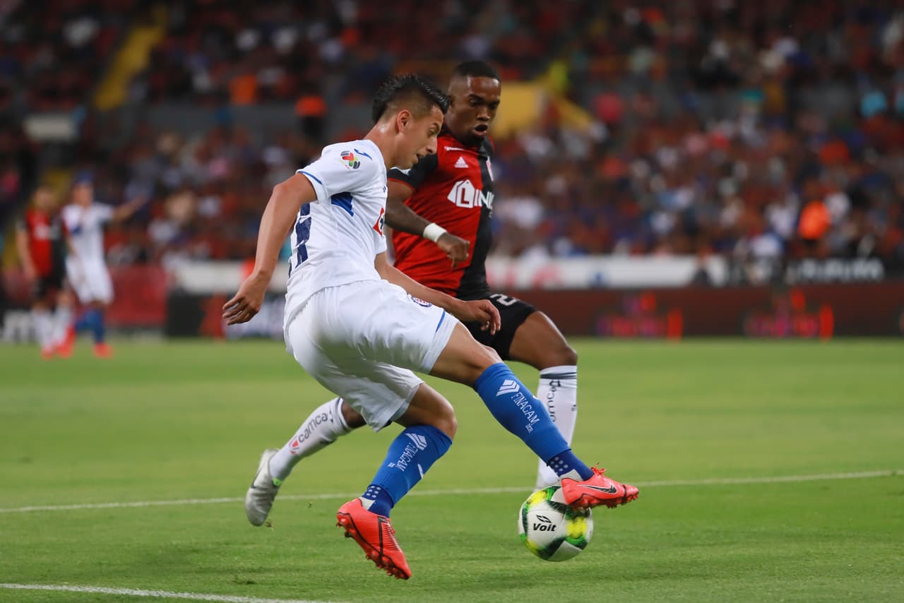 Desde los primeros minutos Cruz Azul cortó los circuitos de juego del Atlas y se hizo al control de la pelota.