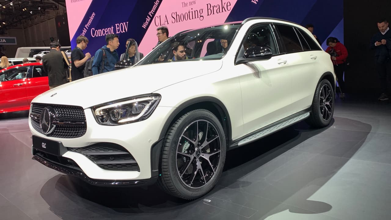<h3 class="cms-H3-H3">Mercedes-Benz GLC</h3>
<br>La primera actualización estética de la camioneta SUV compacta de Mercedes-Benzdebutó en el Auto Show de Ginebra 2019. Aunque los cambios son solo identificables para los ojos entrenados, la confieren una sensación de más fuerza y personalidad al vehículo, especialmente la nueva parrila trapezoildal de base amplia y las nuevas entradas de aire inferiores. La estética no es todo en esta actualización, la nueva GLC también fue dotada de más tecnologías de asistencia ala conducción como equipo estándar.