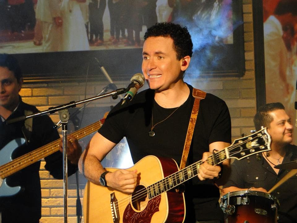 En la música de HOY, Fonseca nos cantó Entre Mi Vida Y La Tuya. (21 de agosto)