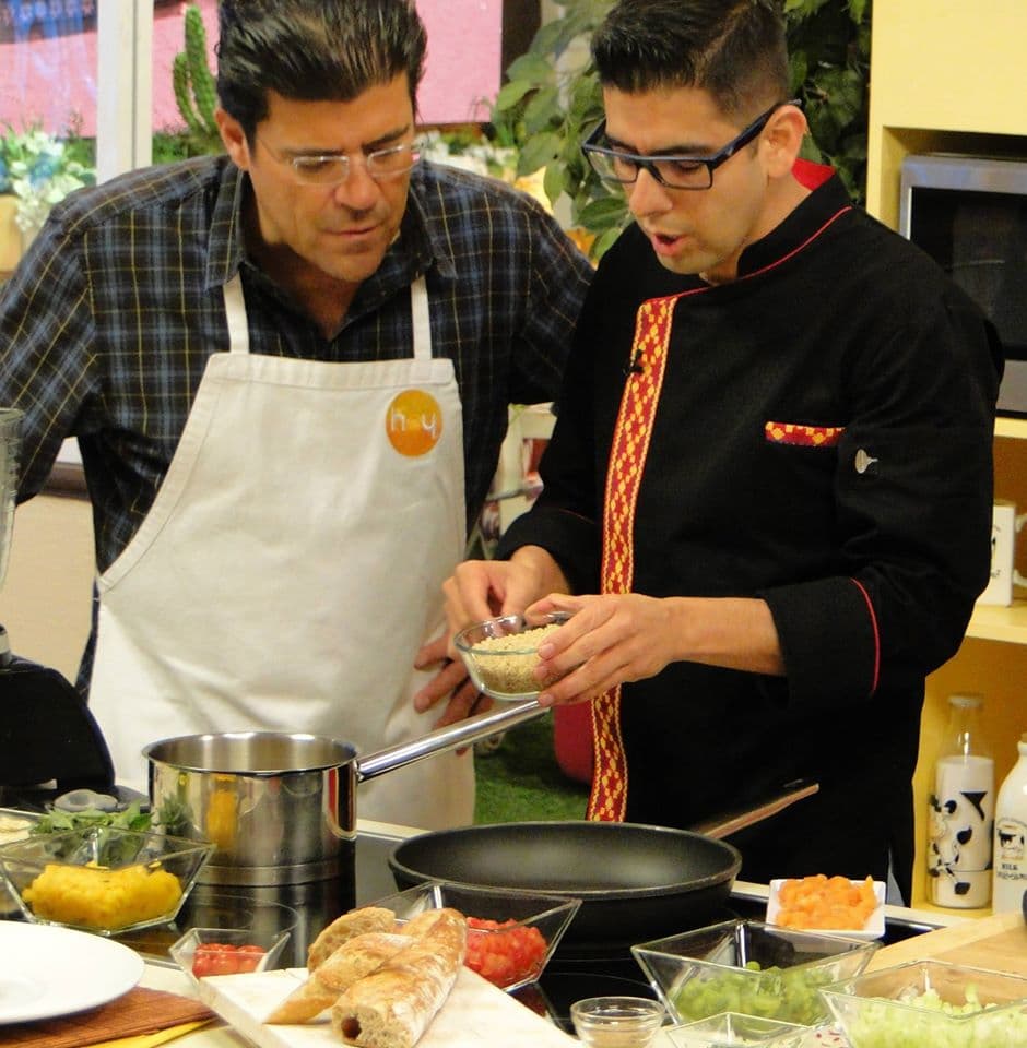 Burrito muy atento en la preparación de éste platillo mexicano. (21 de agosto)