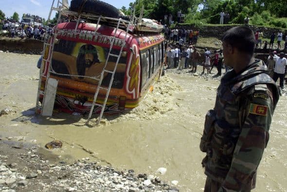 Junio 18- Mueren 40 personas y varias desaparecen al ser arrastrado un autobús por las aguas crecidas del río Glace cerca de Pestel, en Haití. El caudal del río había crecido cuando el conductor trató de atravesarlo, sin hacer caso de las advertencias de los viajeros, por lo que las aguas lo hicieron volcar.