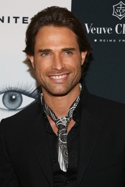 Con un galanazo así cualquiera se hace aficionada al fútbol, ¿no crees?