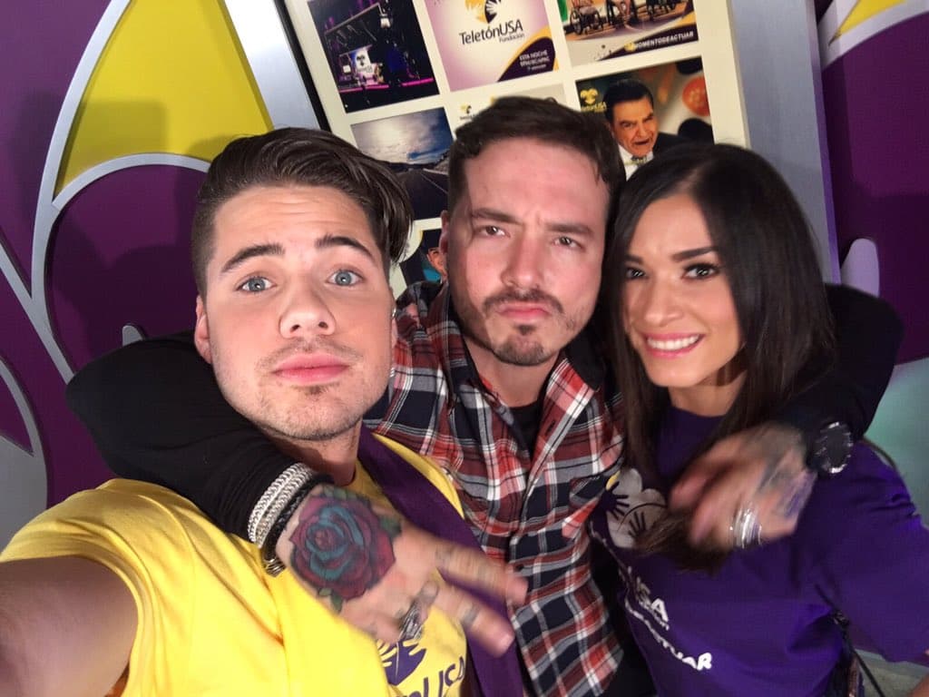 Laura G: "Y en @TeletonUSA... @JBALVIN presente... ¡Todos a donar!... #MomentoDeActuar... ¡ Vamos USA!".
