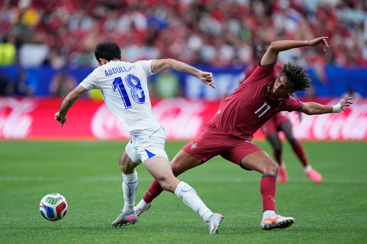 João Félix, de Portugal (derecha), disputa el balón con Abdulla Abdullaev, de Uzbekistán, durante el partido de fútbol del Grupo K de la Copa Mundial entre Portugal y Uzbekistán