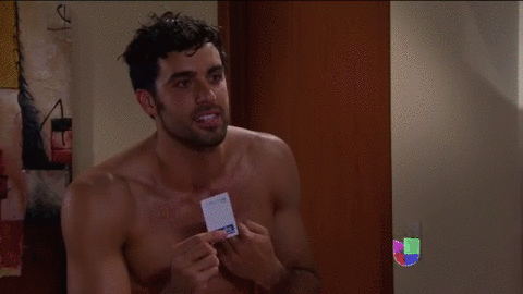 Regina le reclamó por estar en su habitación, pero él le aseguró que en recepción le asignaron ese cuarto.