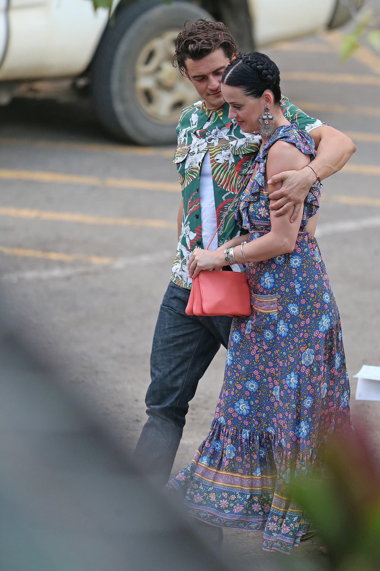 Y Katy se notaba feliz de ser protegida por este galanazo.