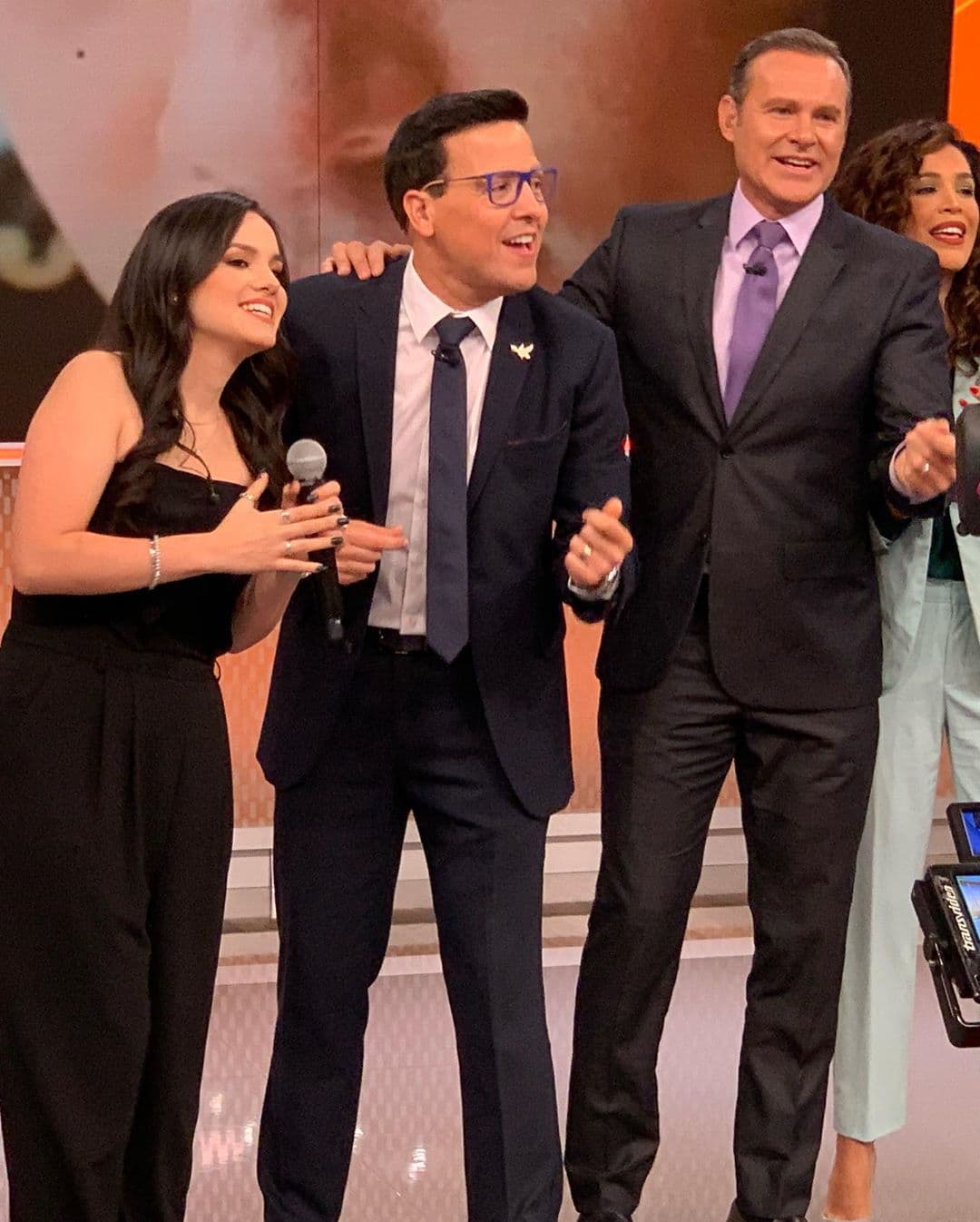 La hija menor del homenajeado no dudó en compartir escenario con nuestros conductores presentes y cantó unas estrofas del popular tema.