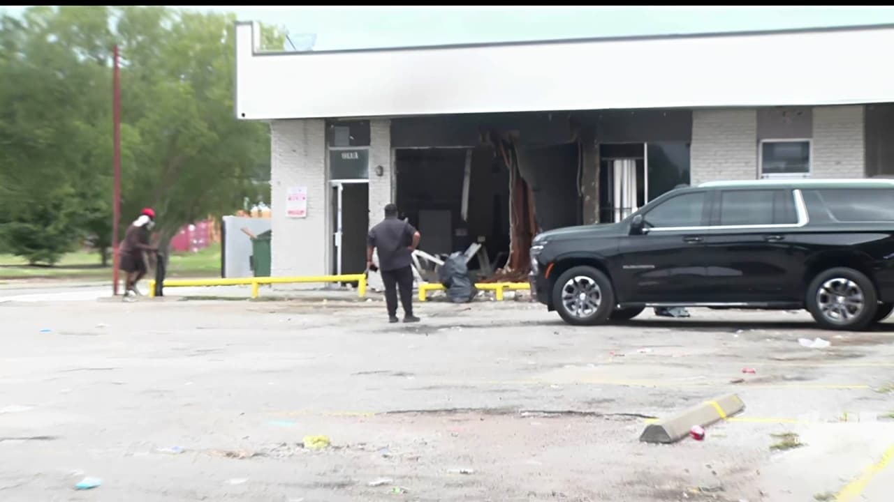 Tres heridos deja una persecución que terminó con un auto estrellado contra un negocio en Houston