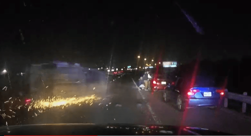 Video capta el momento en que un auto se vuelca e impacta a una patrulla de policía en Grand Prairie