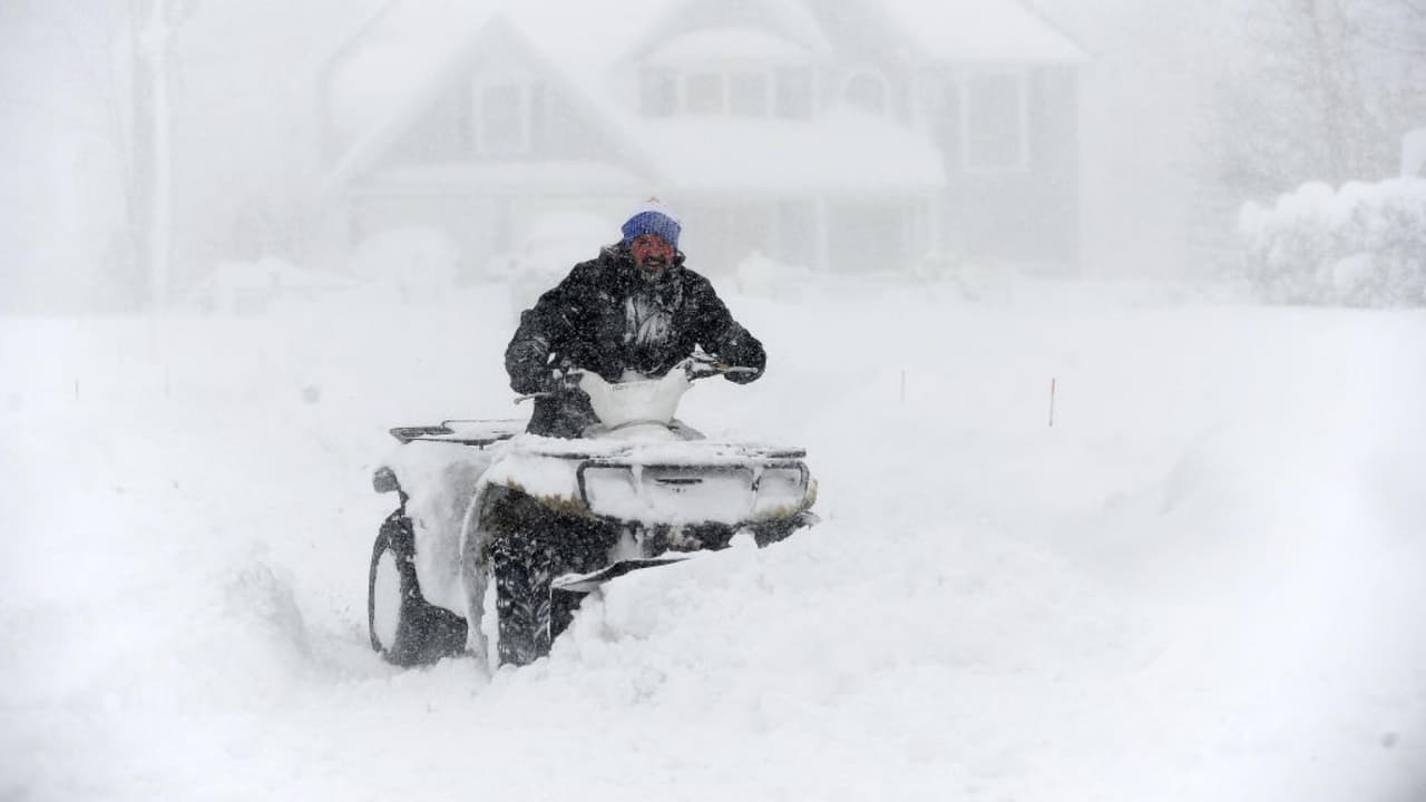 Los habitantes de la parte oeste del estado de Nueva York están recibiendo la peor parte de esta tormenta. Se estima que la nieve está cayendo a un ritmo de tres pulgadas por hora, lo que ha provocado el cierre de operaciones del aeropuerto de Buffalo. La gobernadora Kathy Hochul ha declarado el 
<b>estado de emergencia</b>. 
<b><a target="_blank" href="https://vix.com/es-es/canales/channel-callsign-frequancy-news-24-7?utm_medium=internal_referral&utm_source=univision&utm_campaign=evergreen&utm_content=ed_news&utm_term=video">Puedes ver en ViX más noticias gratis</a></b>.