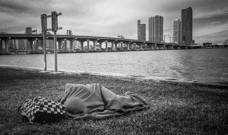 El diseñador Peter Beach se topó hace un año con la escena de un indigente arropado y en el suelo con la típica imagen panorámica de Miami.