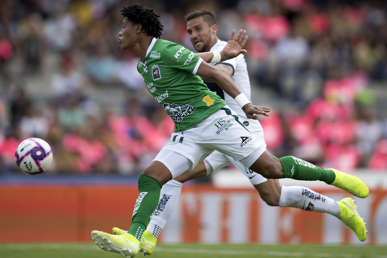 Pumas 1-2 León. Con goles de Macías y Tesillo, para La Fiera; por los locales descontó Carlos González.