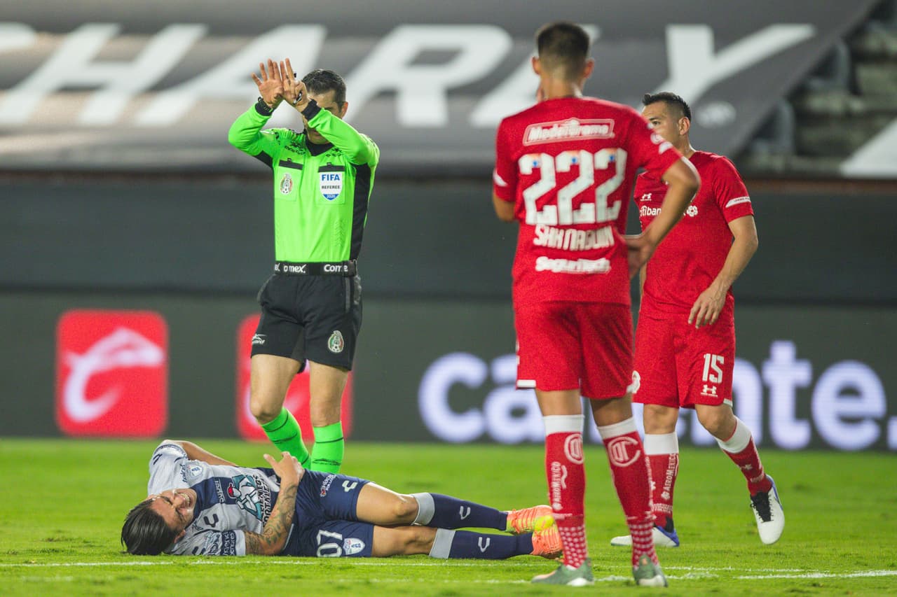 Las faltas comienzan a aparecer y el partido se empieza a calentar.