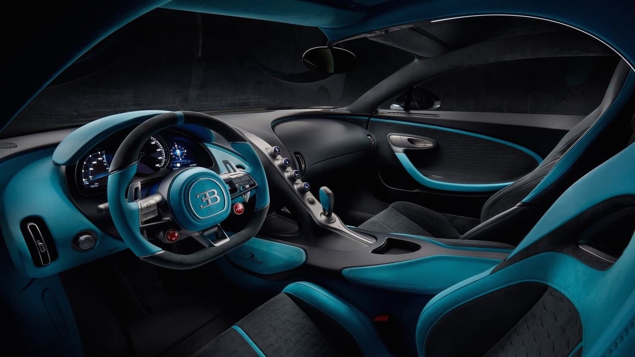 El resto de las áreas de la cabina utilizan el mismo material, pero teñido de un tono petróleo llamado 'gris Divo' que recuerda al color prominente en el exterior del vehículo, logrando una 
<b>proporción similar</b> entre gris y azul que se ve en la carrocería del Bugatti Divo.