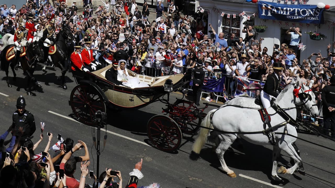 La carroza Ascot Landau usada por los recién casados pertenece a una flota de 5 unidades mantenida en los establos reales del Palacio de Windsor. Utiliza 4 caballos, siempre de la Raza Windsor Grey famosos por su temperamento dócil y calmado. Las carrozas Ascot Landau fueron construidas en 1883 por la desaparecida casa de Cooks & Holdway.