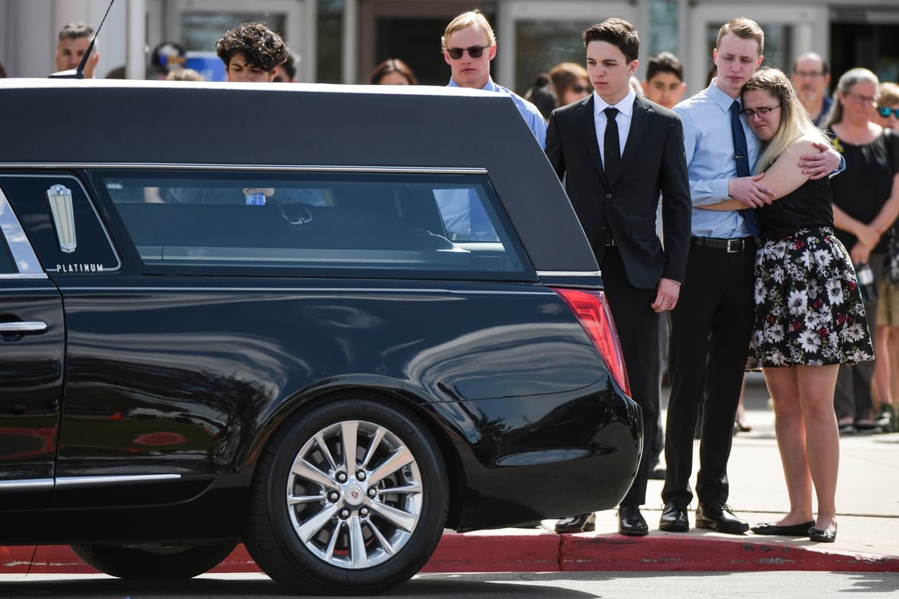 Devon Erickson, de 18 años, y Alec McKinney, de 16, fueron detenidos el pasado 7 de mayo por abrir fuego dentro del centro escolar, lo cual, además de provocar la muerte de Kendrick, dejó ocho heridos.