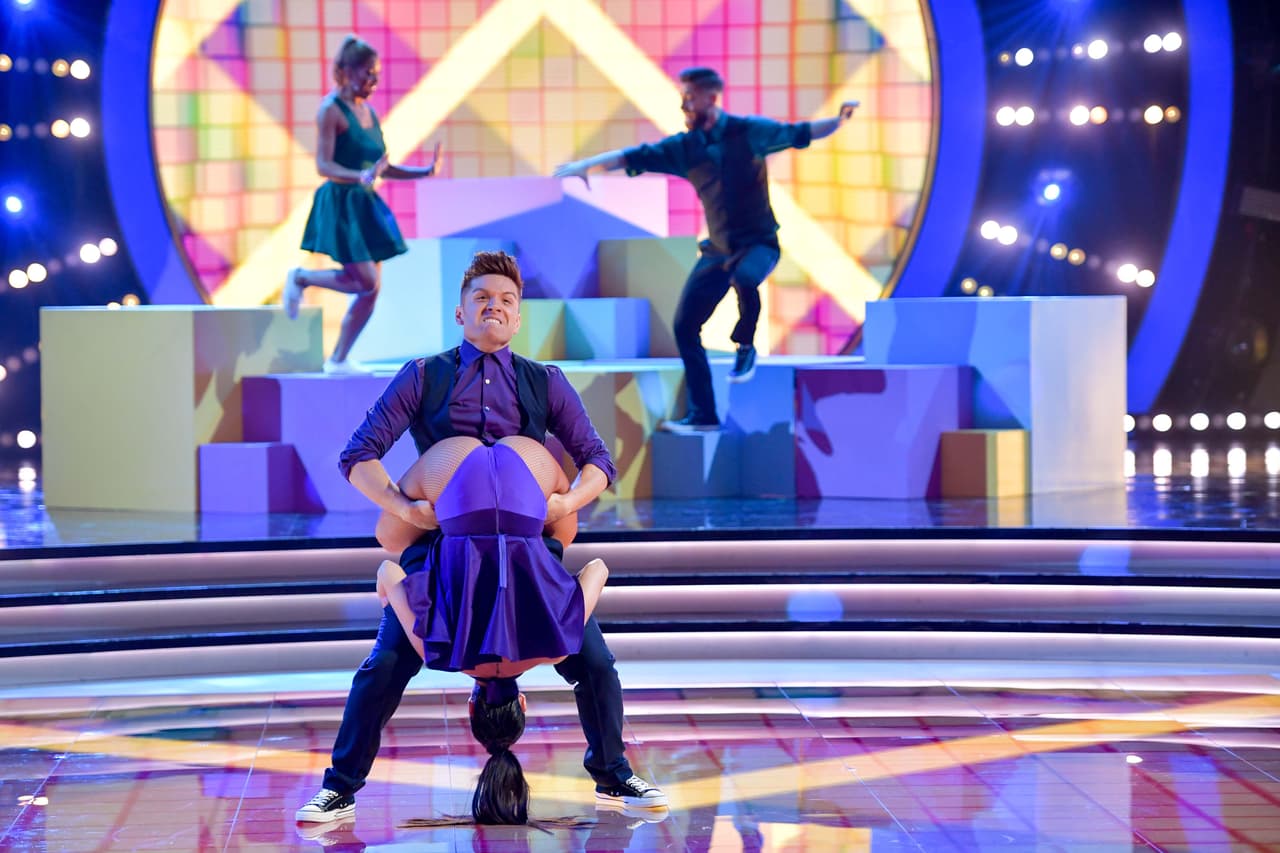 Antes de continuar con las críticas, debemos hablar del pasito. Aquí el cantante asegurándose de que Jayme estuviera en posición para que después él pudiera soltarla y hacer "su trabajo como percusionista".