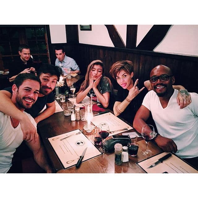 El resto del elenco también publicó numerosas fotos con el galán.