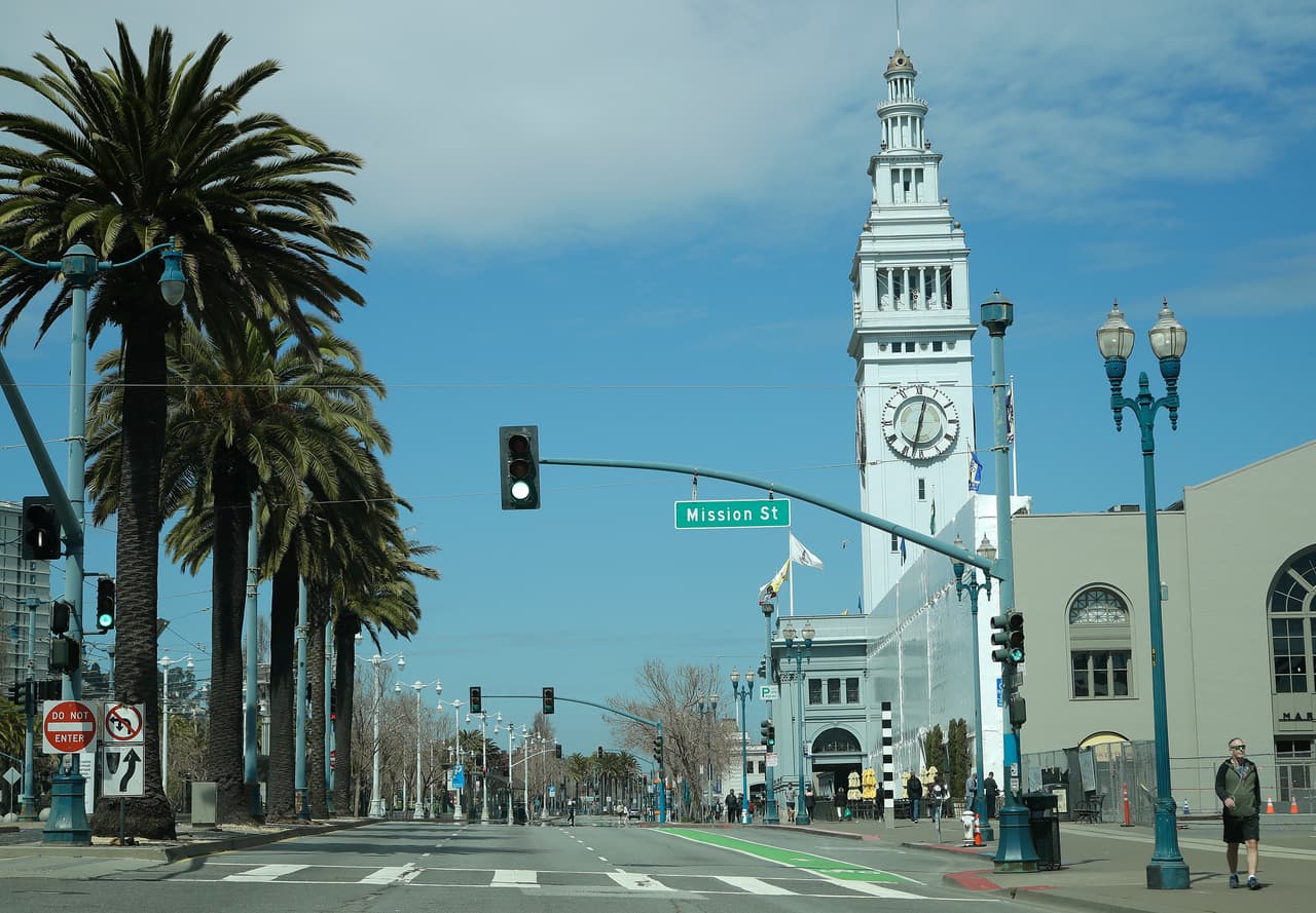 Las excepciones más comunes son la posibilidad de salir de casa para adquirir medicinas, visitar a un doctor y comprar alimentos, así como ir a trabajar en empresas o negocios "esenciales" tales como hospitales, farmacias, gasolineras y supermercados.