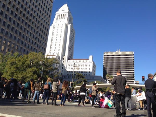 La manifestación en Los Ángeles se llevó a cabo en las afueras del edificio de ICE, ubicado sobre la calle Temple.