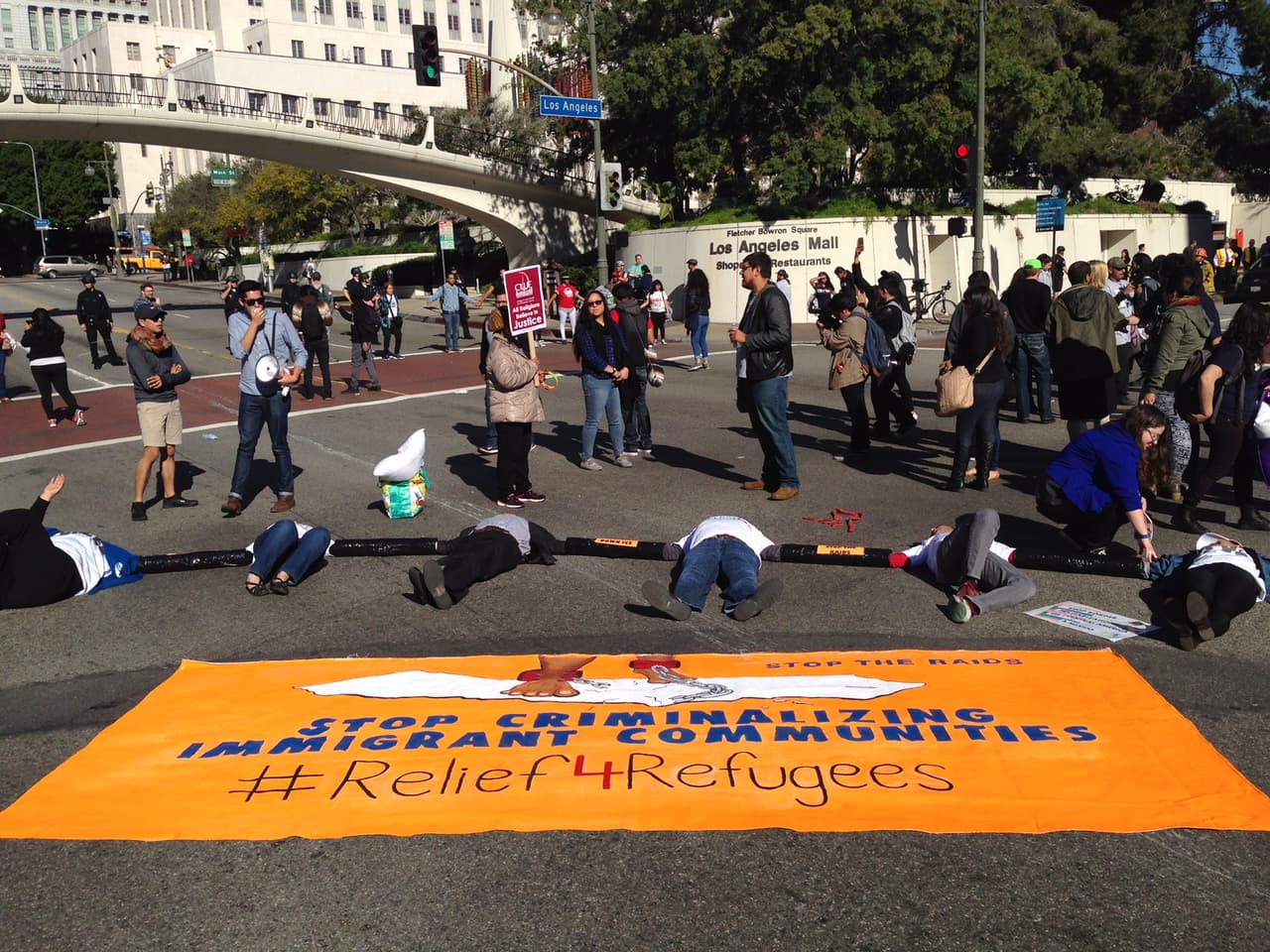 Activistas en Los Ángeles se movilizaron la mañana del 26 de enero con la misión de denunciar las redadas y deportaciones de migrantes centroamericanos.