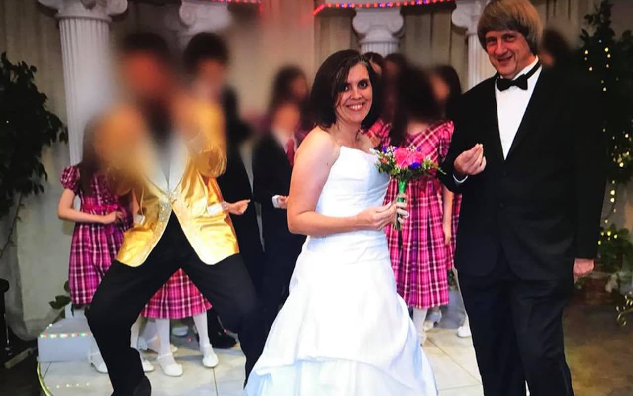 Esta pareja parece haber renovado votos matrimoniales en al menos tres ocasiones –en 2011, 2013 y 2015– en la llamada Capilla de Elvis, en Las Vegas. En la última boda Louise usó un vestido de novia blanco y David, un esmoquin. Sus hijas los acompañaron con vestidos a cuadros de color rosa; mientras los hijos lucieron trajes negros y corbata roja.